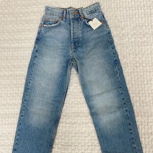 Zara NWT light wash straight leg raw hem button fly high rise mom jeans size 0